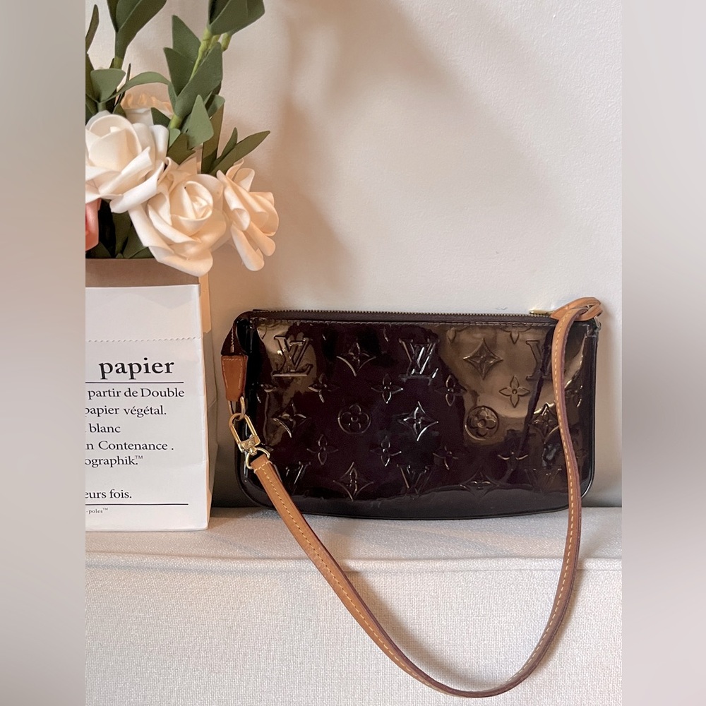 SOLD‼️Authentic Louis Vuitton pochette accessoires NM monogram vernis